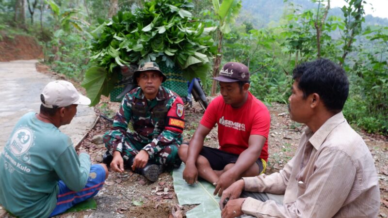Dansatgas TMMD 126 Kodim Pacitan Bercengkrama Dengan Warga Desa Petungsinarang