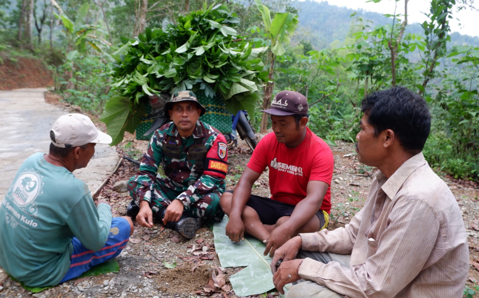 Dansatgas TMMD 126 Kodim Pacitan Bercengkrama Dengan Warga Desa Petungsinarang