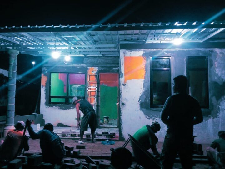 Satgas TMMD 126 Kodim Pacitan Lembur Pasang Paving Halaman Depan Polindes Desa Petungsinarang
