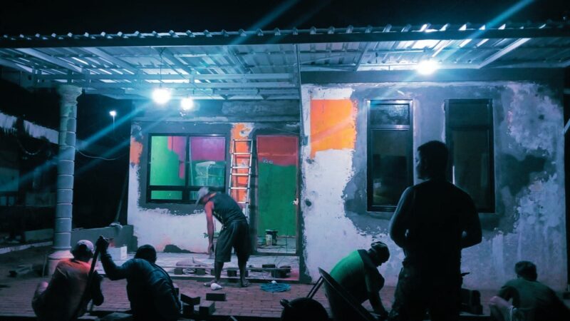 Satgas TMMD 126 Kodim Pacitan Lembur Pasang Paving Halaman Depan Polindes Desa Petungsinarang