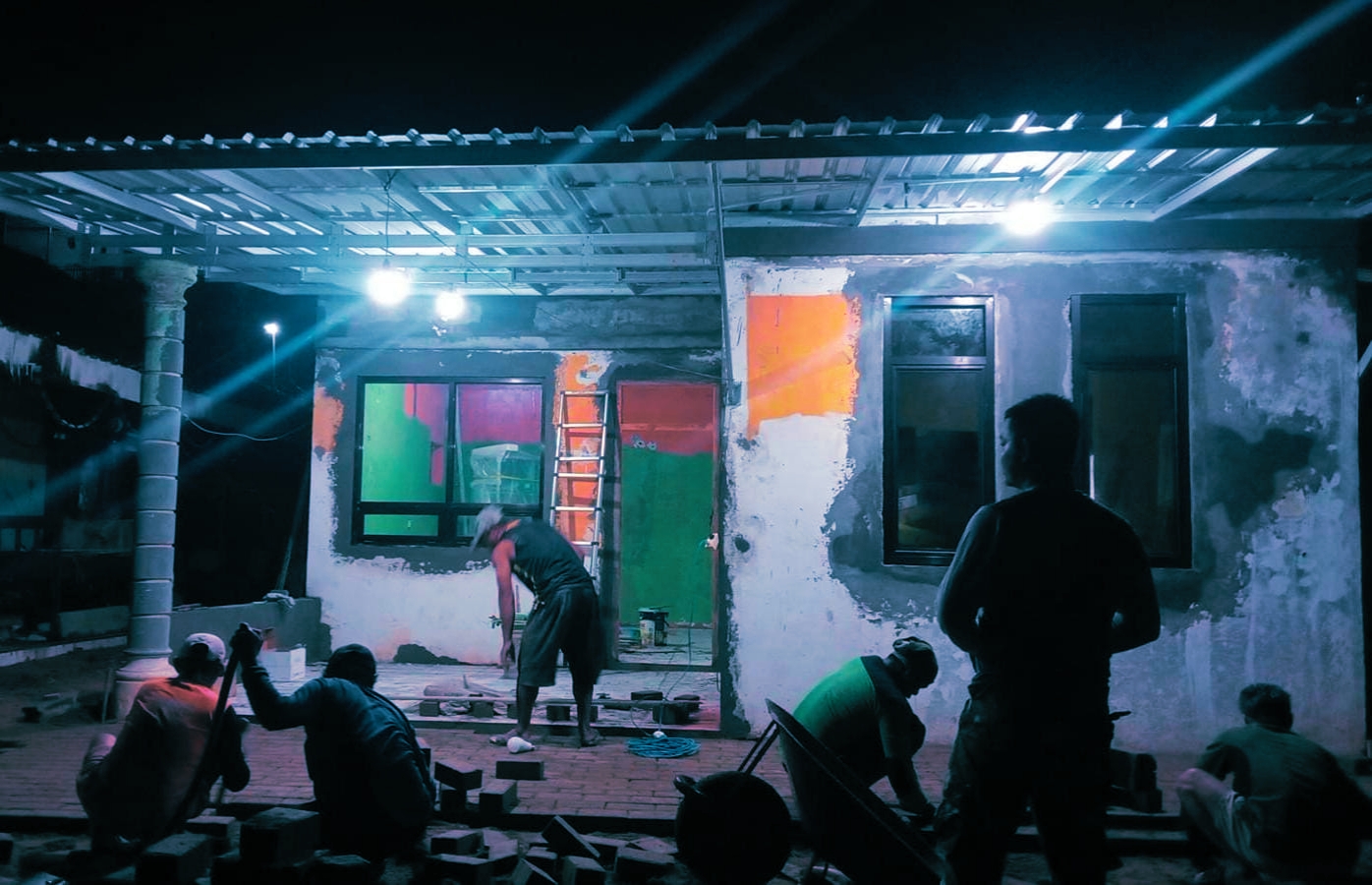 Pasang Paving Halaman Depan Polindes Desa Petungsinarang Satgas TMMD 126 Kodim Pacitan Lembur Hingga Larut Malam.