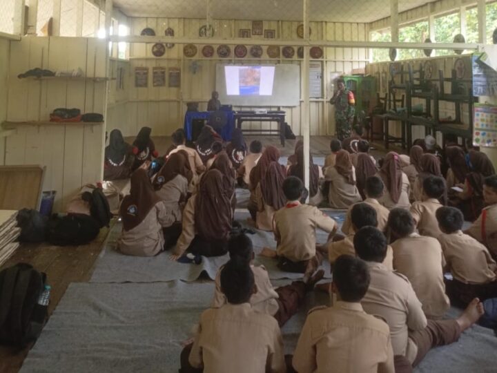 Tanamkan Rasa Cinta Tanah Air, Babinsa Koramil 1015-03/Mentawa Baru ketapang Berikan Materi Wasbang Bagi Anak Sekolah Menengah Pertama