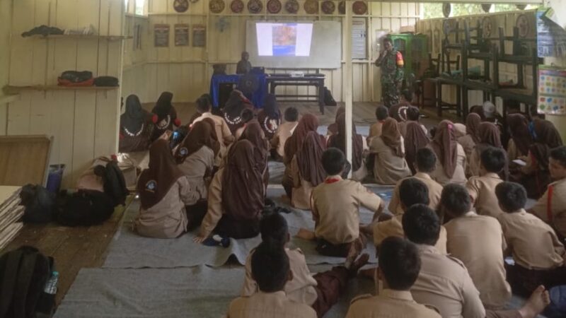 Tanamkan Rasa Cinta Tanah Air, Babinsa Koramil 1015-03/Mentawa Baru ketapang Berikan Materi Wasbang Bagi Anak Sekolah Menengah Pertama