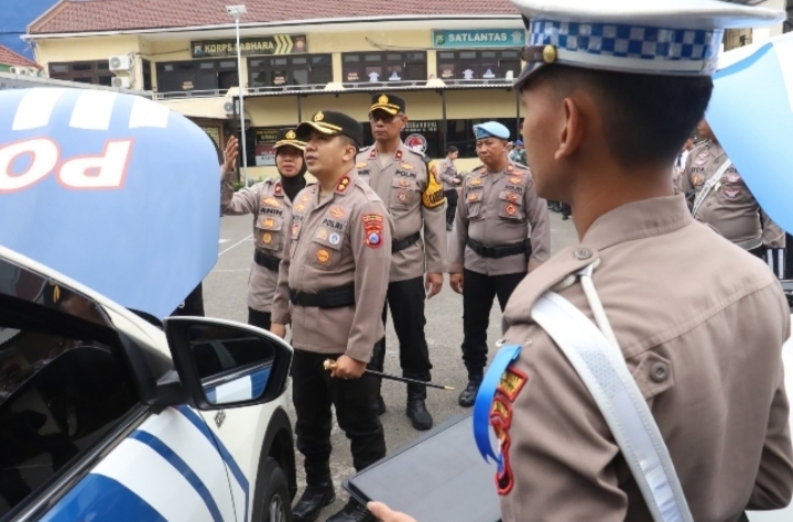 Polres Pelabuhan Tanjung Perak Surabaya Laksanakan Apel Gelar Pasukan Operasi Zebra Semeru 2025, Tekan Kecelakaan Lalin.