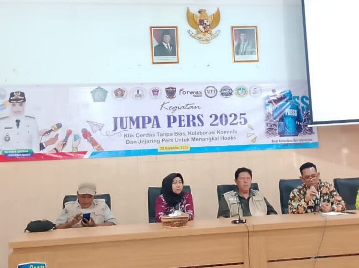 Dalam Rangka Peringatan Hari Anak Sedunia, Diskominfo Kabupaten Sidoarjo Berkolaborasi Dengan Lembaga Jurnalis JOSS di SMPN 1 Sidoarjo Untuk Pengenalan Literisasi Digital.