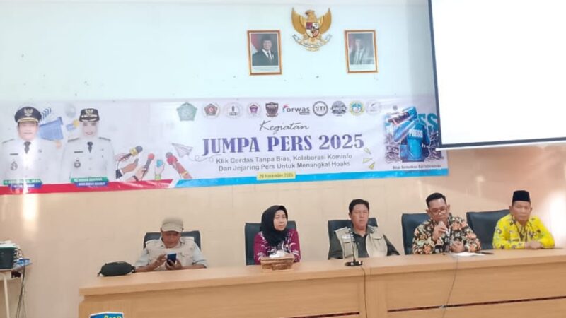 Dalam Rangka Peringatan Hari Anak Sedunia, Diskominfo Kabupaten Sidoarjo Berkolaborasi Dengan Lembaga Jurnalis JOSS di SMPN 1 Sidoarjo Untuk Pengenalan Literisasi Digital.