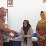 Dinsos Kabupaten Pacitan Serahkan SK Pada Tenaga Pendukung di Lingkungan Dinsos.