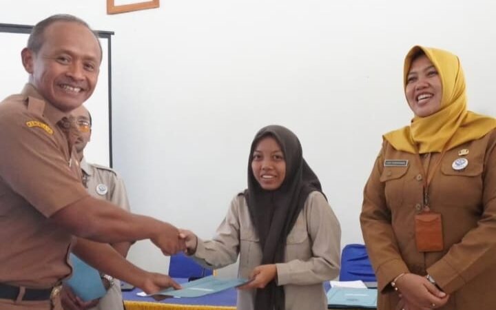 Dinsos Kabupaten Pacitan Serahkan SK Pada Tenaga Pendukung di Lingkungan Dinsos.