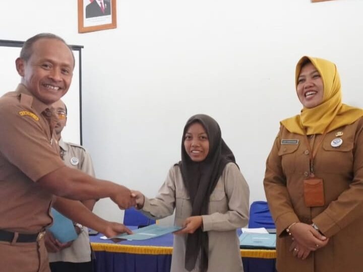 Dinsos Kabupaten Pacitan Serahkan SK Pada Tenaga Pendukung di Lingkungan Dinsos.