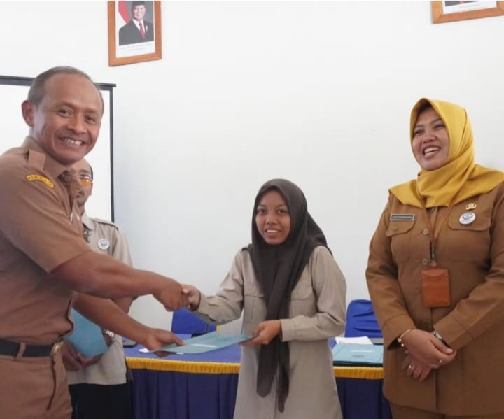 Dinsos Kabupaten Pacitan Serahkan SK Pada Tenaga Pendukung di Lingkungan Dinsos.