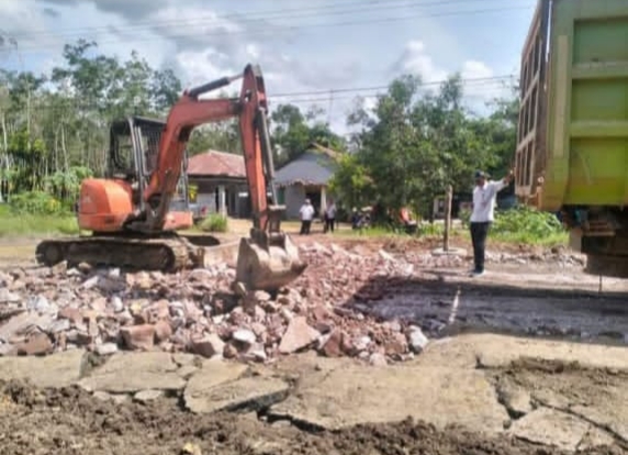 PUPR KOBAR LAKUKAN PENANGANAN DARURAT JALAN RUSAK DI PANGKALAN TIGA