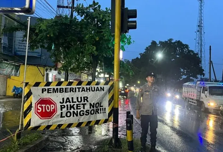 Jalur Lumajang-Malang Jawa Timur Ditutup Sementara Karena Potensi Longsor Erupsi Gunung Semeru