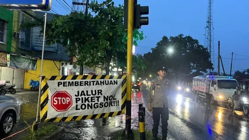 Jalur Lumajang-Malang Jawa Timur Ditutup Sementara Karena Potensi Longsor Erupsi Gunung Semeru