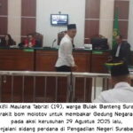 Didakwa Pasal Berlapis, Terdakwa Perakit Bom Molotov Untuk Bakar Grahadi Surabaya, Pada Sidang Perdananya.