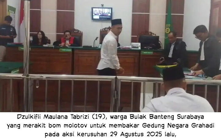 Didakwa Pasal Berlapis, Terdakwa Perakit Bom Molotov Untuk Bakar Grahadi Surabaya, Pada Sidang Perdananya.