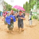 Gerak Cepat, Prajurit TNI AD Selamatkan Lansia 90 Tahun dari Rumah Terendam Banjir