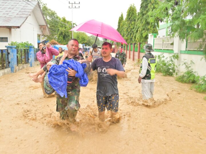 Gerak Cepat, Prajurit TNI AD Selamatkan Lansia 90 Tahun dari Rumah Terendam Banjir