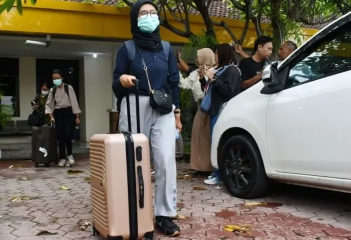 KPK Membawa Sejumlah Dokumen Penting dari Rumah Sekda Ponorogo dan Direktur RSUD Ponorogo Setelah Melakukan Penggeledahan.