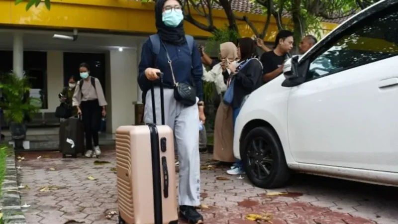 KPK Membawa Sejumlah Dokumen Penting dari Rumah Sekda Ponorogo dan Direktur RSUD Ponorogo Setelah Melakukan Penggeledahan.
