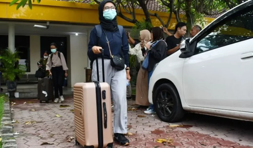 KPK Membawa Sejumlah Dokumen Penting dari Rumah Sekda Ponorogo dan Direktur RSUD Ponorogo Setelah Melakukan Penggeledahan.