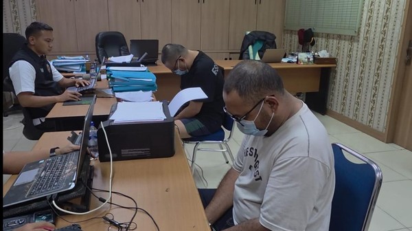 Polisi Menangkap Debt Collector Mata Elang Yang Menarik Paksa Mobil Jemaah Umrah di Bandara Soekarno-Hatta.