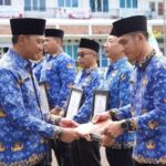 Bupati Pacitan Indrata Nur Bayuaji Beri Penghargaan PNS Berprestasi Pada Peringatan HUT Ke-54 KORPRI