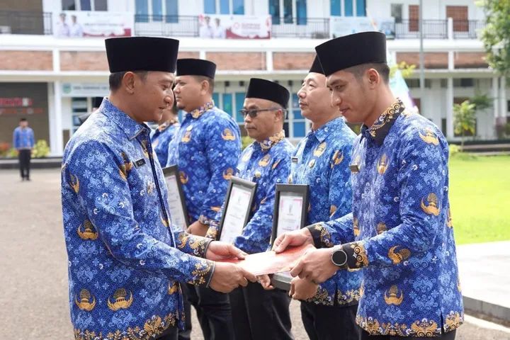 Bupati Pacitan Indrata Nur Bayuaji Beri Penghargaan PNS Berprestasi Pada Peringatan HUT Ke-54 KORPRI