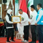 Bupati Pacitan Indrata Nur Bayuaji Dinilai Berhasil Melindungi Tutupan Hutan dan Pemulihan Ekosistem Mangrove Hutan Pesisir, Raih Penghargaan Dari Gubernur Jatim.