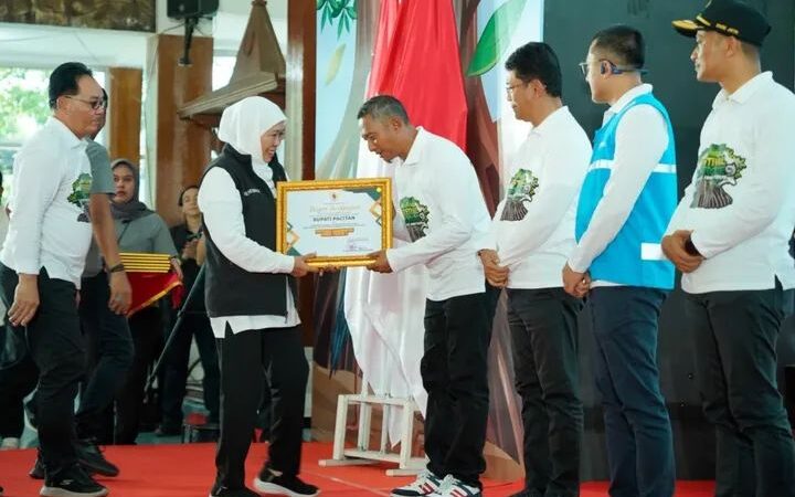 Bupati Pacitan Indrata Nur Bayuaji Dinilai Berhasil Melindungi Tutupan Hutan dan Pemulihan Ekosistem Mangrove Hutan Pesisir, Raih Penghargaan Dari Gubernur Jatim.