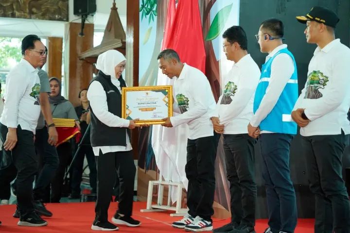 Bupati Pacitan Indrata Nur Bayuaji Dinilai Berhasil Melindungi Tutupan Hutan dan Pemulihan Ekosistem Mangrove Hutan Pesisir, Raih Penghargaan Dari Gubernur Jatim.