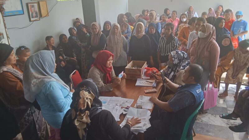 475 Warga Penerima Penyaluran BLTS Kesra 2025 di Pendopo Desa Lumpang Parungpanjang Berjalan Dengan Lancar.