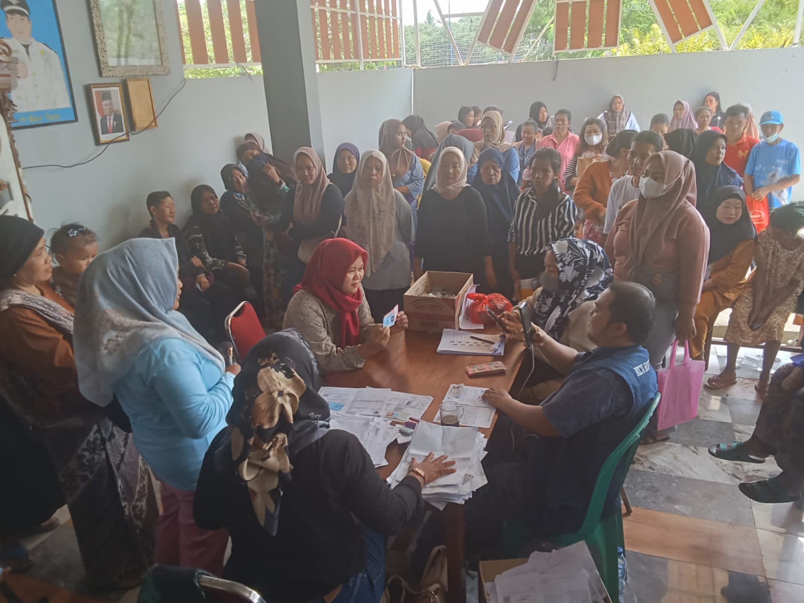 475 Warga Penerima Penyaluran BLTS Kesra 2025 di Pendopo Desa Lumpang Parungpanjang Berjalan Dengan Lancar.