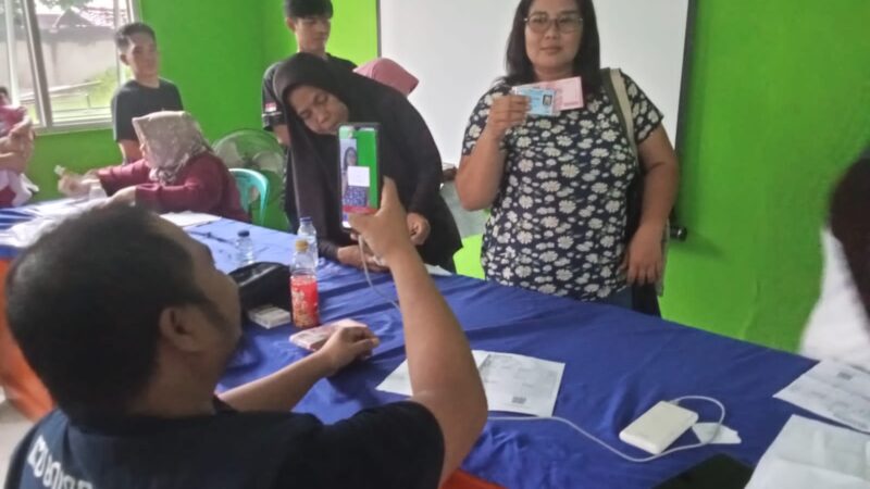 Penyaluran Bantuan Langsung Tunai Sementara (BLTS) Kesra di Desa Cibunar Parungpanjang Periode 2025