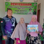 Babinsa Koramil 1015-06/Cempaga Serahkan Bantuan Langsung Tunai Dana Desa.