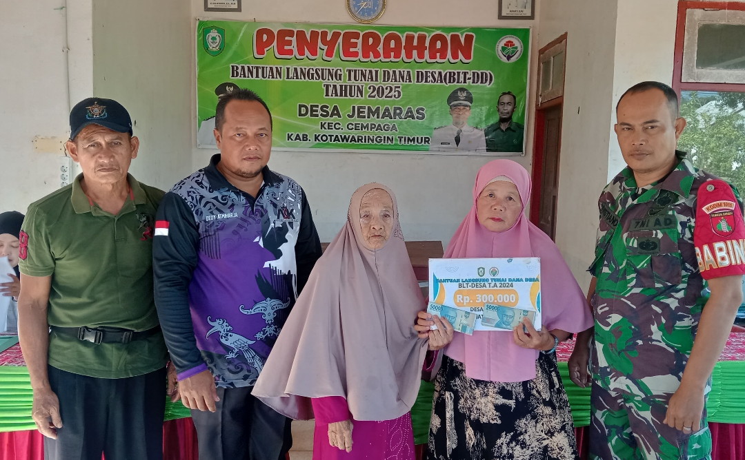 Babinsa Koramil 1015-06/Cempaga Serahkan Bantuan Langsung Tunai Dana Desa.