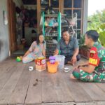 Babinsa Koramil 1015-01/Mentaya Hilir Selatan Komsos Dengan Warga Dan Pantau Wilayah Binaan