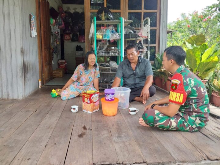 Babinsa Koramil 1015-01/Mentaya Hilir Selatan Komsos Dengan Warga Dan Pantau Wilayah Binaan