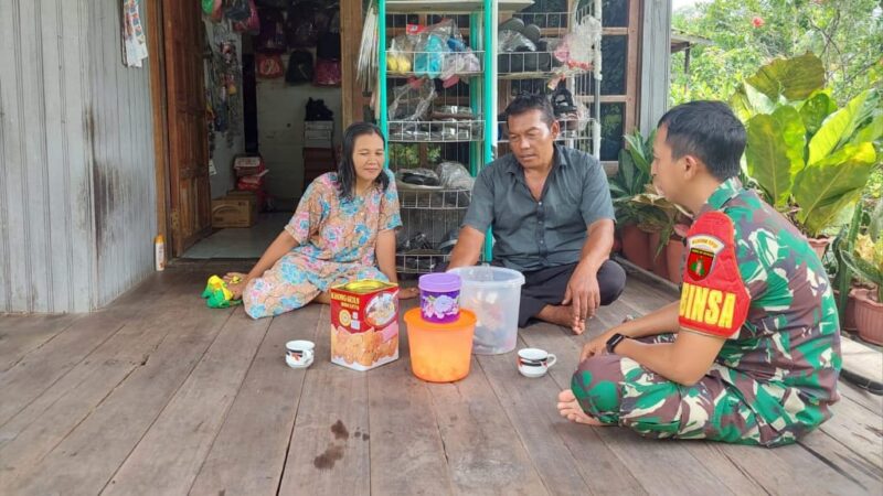 Babinsa Koramil 1015-01/Mentaya Hilir Selatan Komsos Dengan Warga Dan Pantau Wilayah Binaan
