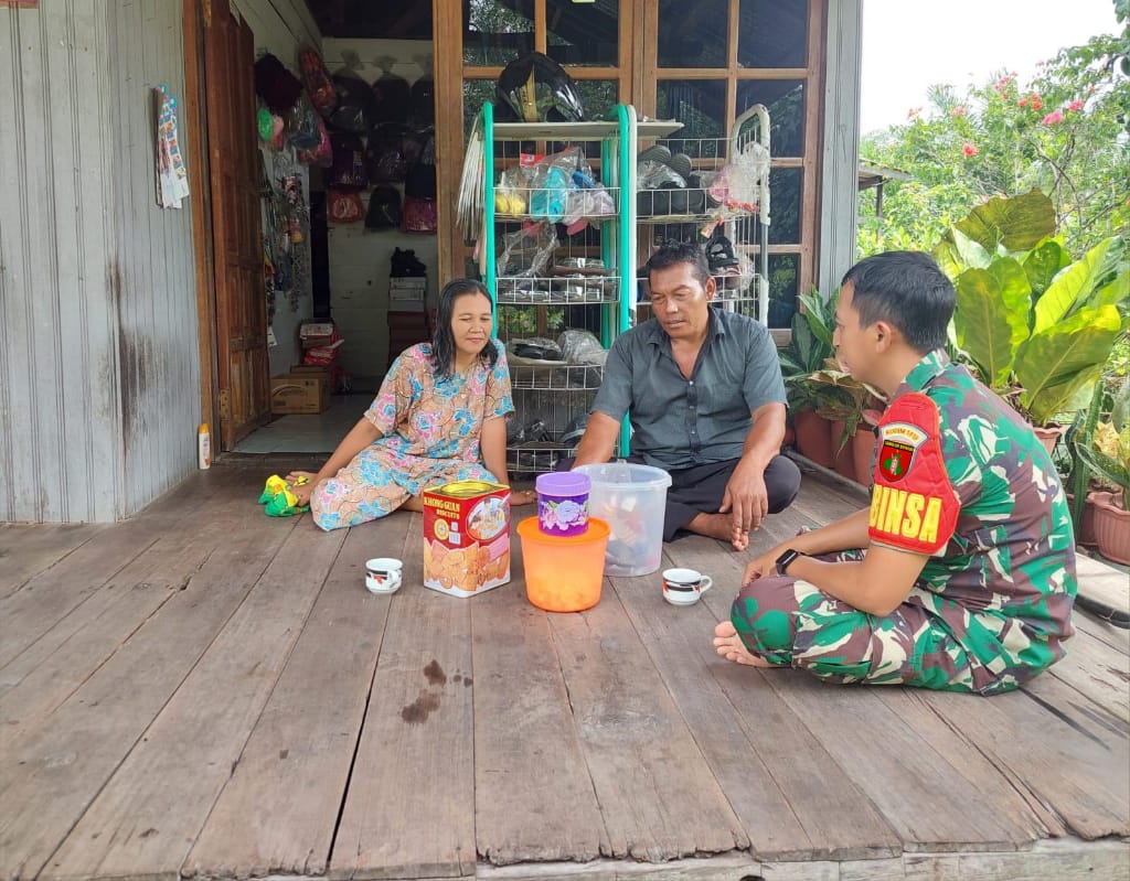 Babinsa Koramil 1015-01/Mentaya Hilir Selatan Komsos Dengan Warga Dan Pantau Wilayah Binaan