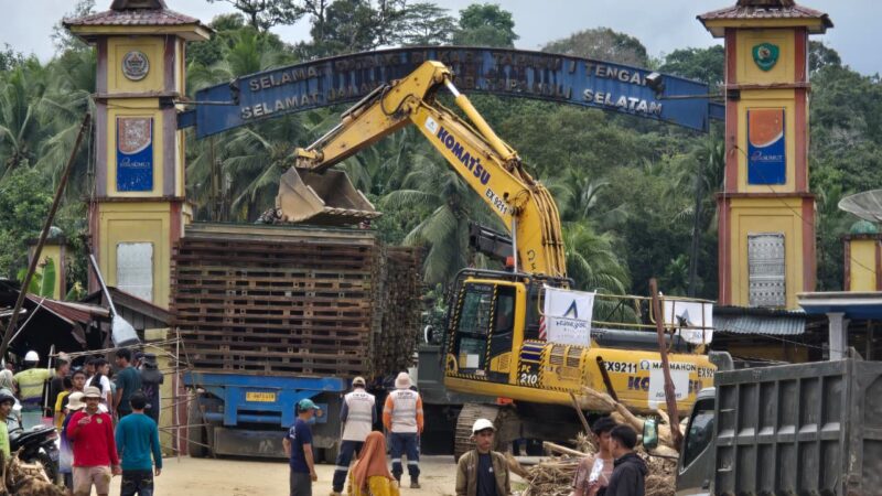 TNI Kerahkan Yon Zipur I/DD Pasang Jembatan Bailey Penghubung Tapsel-Tapteng