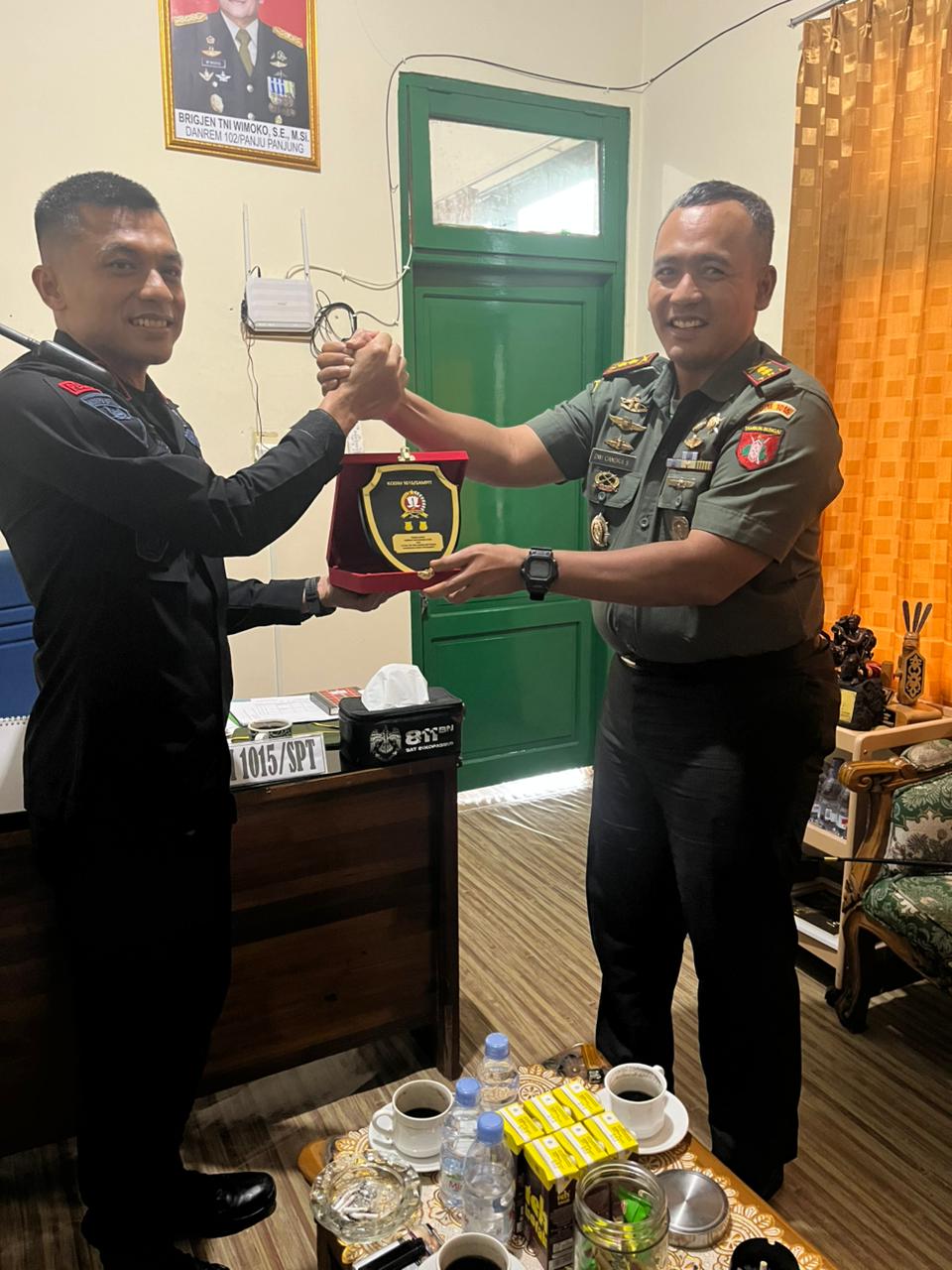 Tingkatkan Sinergitas TNI-Porli, Dandim 1015/Sampit melaksanakan Audiensi dengan Danyon B Pelopor Sat Brimob Polda Kalteng di Makodim 1015/Sampit