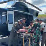 Satgas Gulbencal Kesdam I/Bukit Barisan Bersama Yonif 125/SMB Mengevakuasi Pasien Lewat Udara Gunakan Helikopter di Tapanuli Tengah