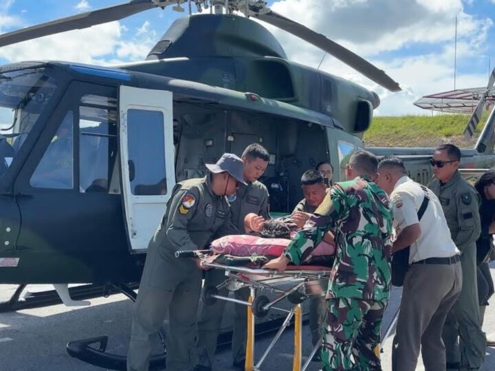 Satgas Gulbencal Kesdam I/Bukit Barisan Bersama Yonif 125/SMB Mengevakuasi Pasien Lewat Udara Gunakan Helikopter di Tapanuli Tengah
