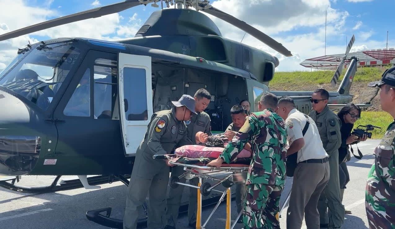 Satgas Gulbencal Kesdam I/Bukit Barisan Bersama Yonif 125/SMB Mengevakuasi Pasien Lewat Udara Gunakan Helikopter di Tapanuli Tengah