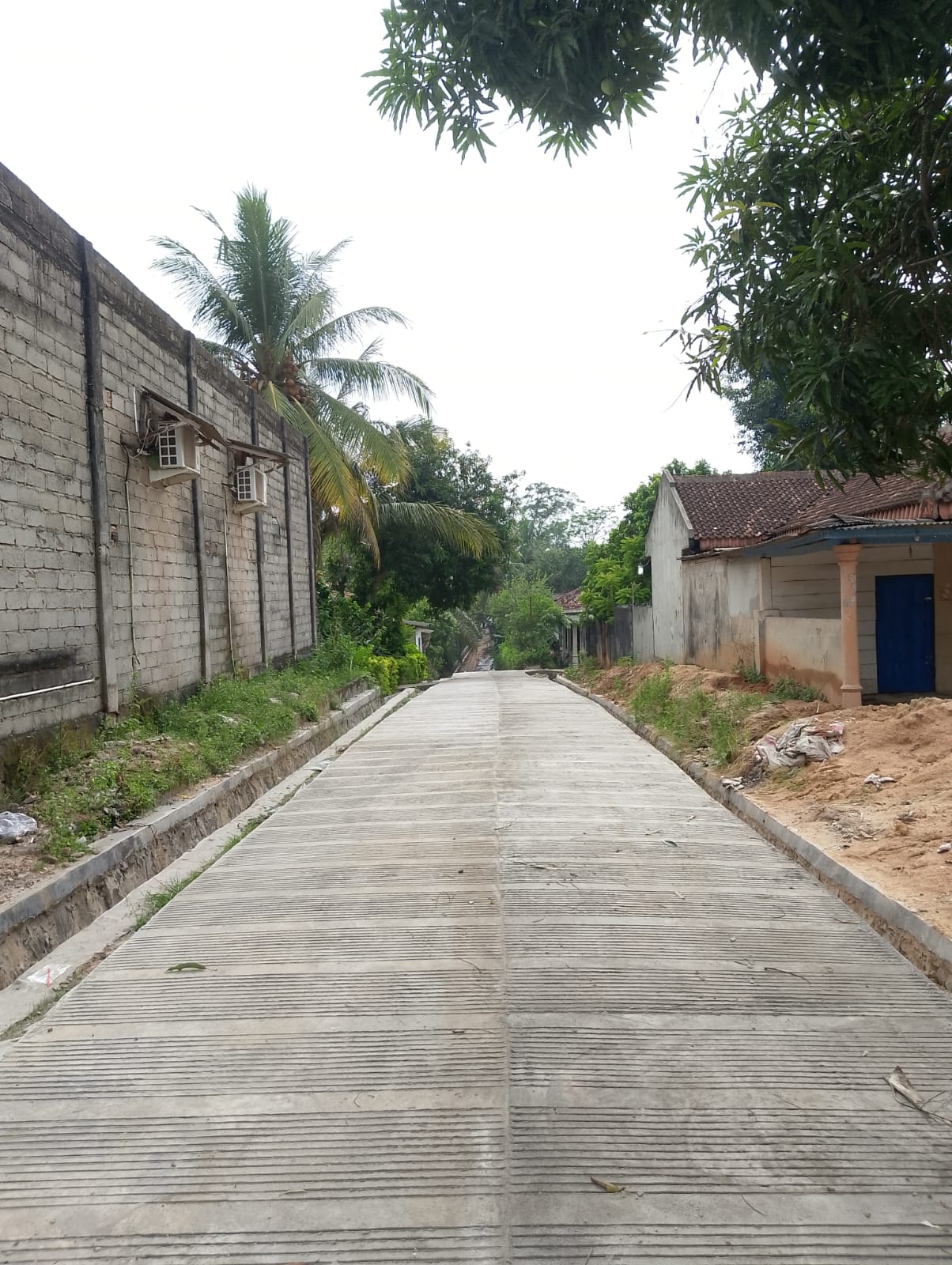 Pemerimtahan Desa Negara Tulang Bawang Kecamatan Bunga Mayang Telah Menyelesaikan Pekerjaan Jalan Rabat Beton Dan Lapen.