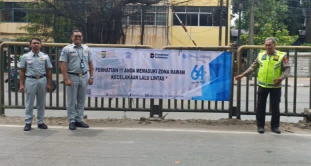 Jasa Raharja Lakukan Action Plan dengan Pemasangan Spanduk Dilakukan secara Manual oleh Tim Gabungan di Titik Strategis
