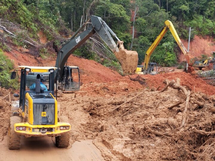 Satgas Yonzipur I/DD Berhasil Buka 51 Km Akses Tertutup Longsor di Tapteng