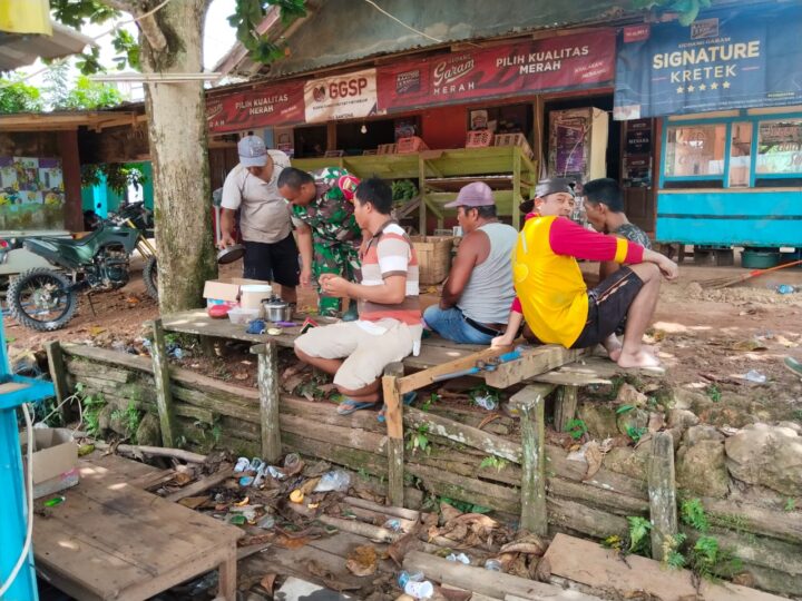 Babinsa Koramil 1015-12/Seruyan Tengah Komsos Dengan Warga Dan Pantau Wilayah Binaan