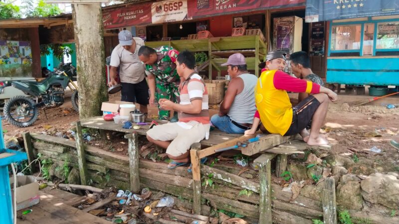 Babinsa Koramil 1015-12/Seruyan Tengah Komsos Dengan Warga Dan Pantau Wilayah Binaan