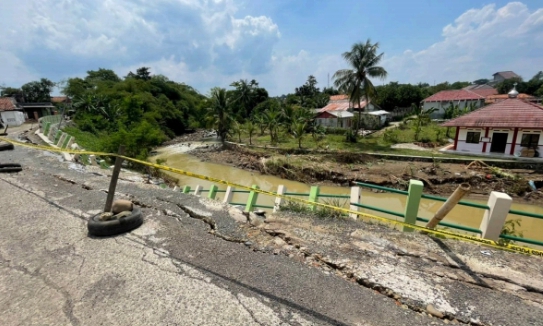 Musibah Longsor di Desa Jonggol, Akses Jalan Utama Warga Tertutup, Lebih 300 KK Terdampak Berharap Bantuan